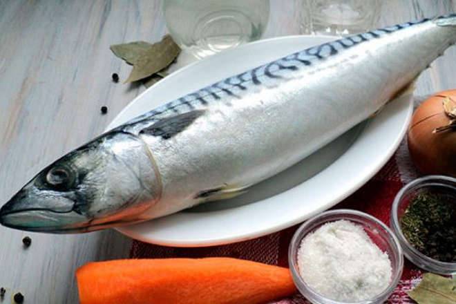 Скумбрия в фольге, запеченная в духовке целиком: рецепт с лимоном и луком