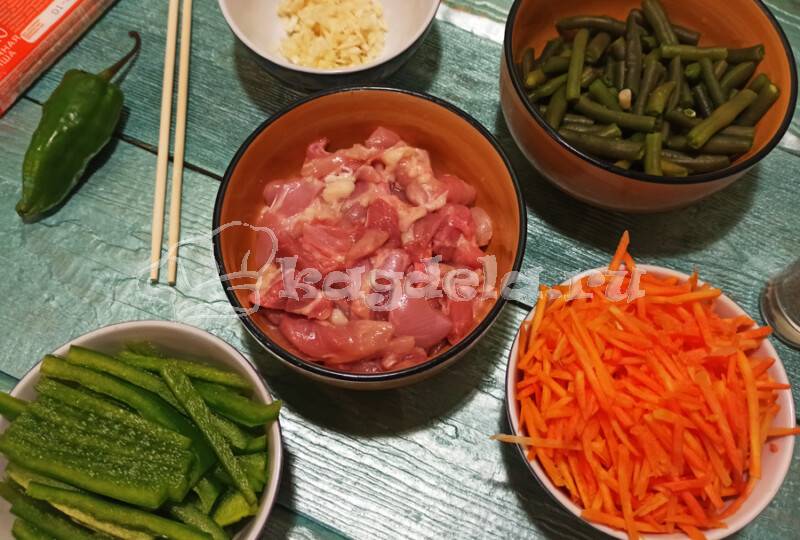 Лапша удон с курицей и овощами в соусе терияки