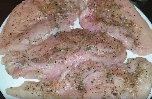 Мясо по-французски из филе куриной грудки: 3 рецепта на выбор
