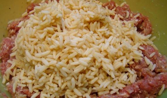 Вкусные голубцы из пекинской капусты с мясным фаршем, приготовленные в духовке по простым рецептам