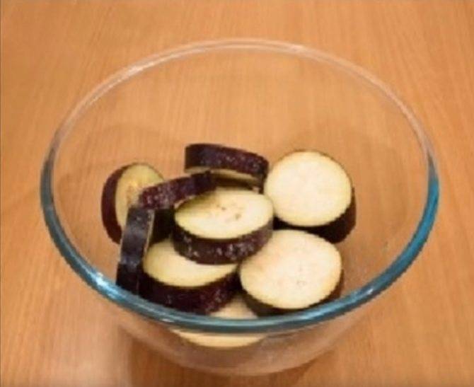Башенки из баклажанов с помидорами и сыром