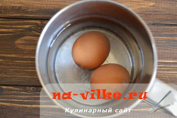 Салат сыр с чесноком и яйцом