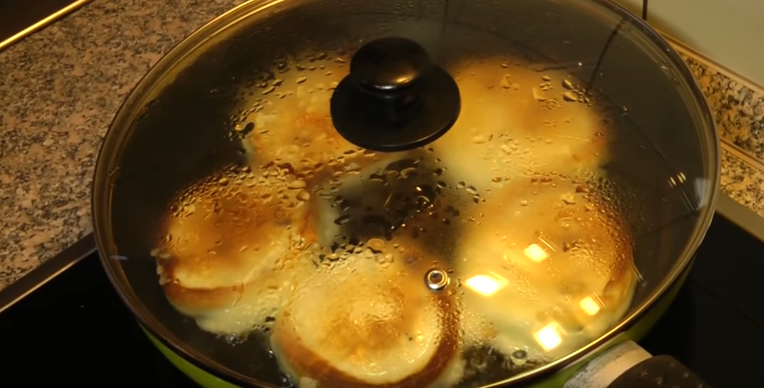 Дрожжевые оладьи на молоке с изюмом