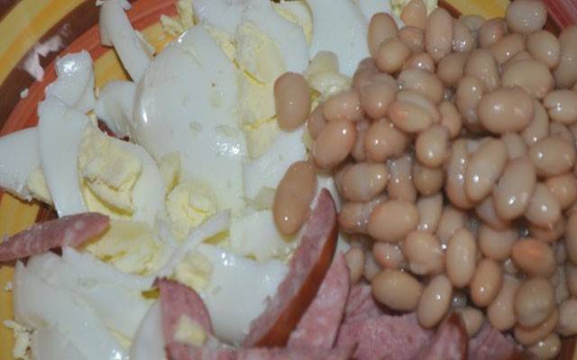 Салаты с консервированной фасолью и сухариками, вкусные, необычные, но простые