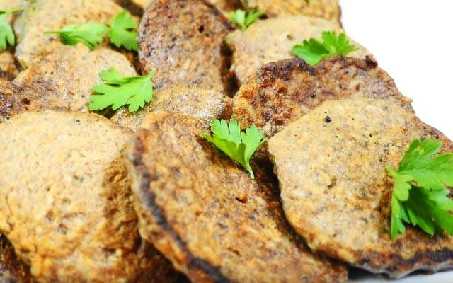 Куриная печень жареная с луком на сковороде