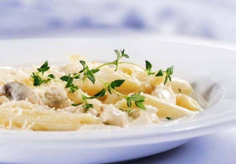 Спагетти в сливочном соусе с курицей