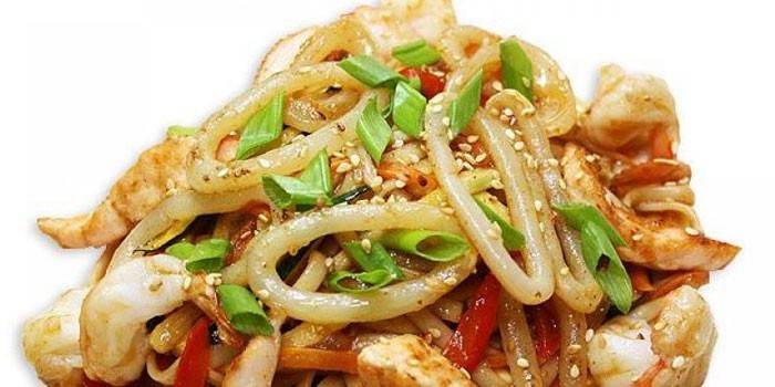 Лапша удон с курицей и овощами в соусе терияки