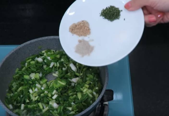 Пирожки с яйцом и луком