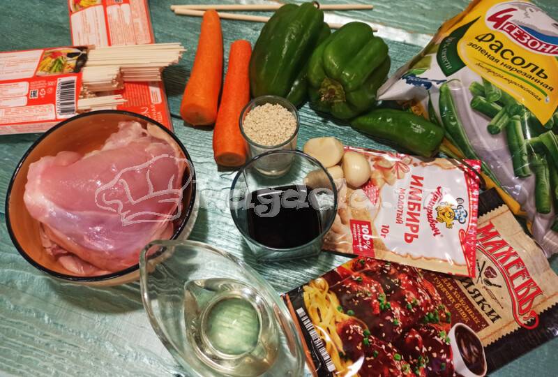 Лапша удон с курицей и овощами в соусе терияки