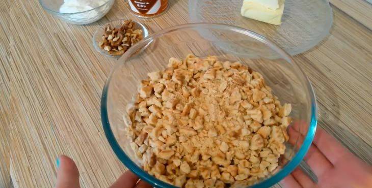 Торт из зефира без выпечки с фруктами, ягодами и орехами