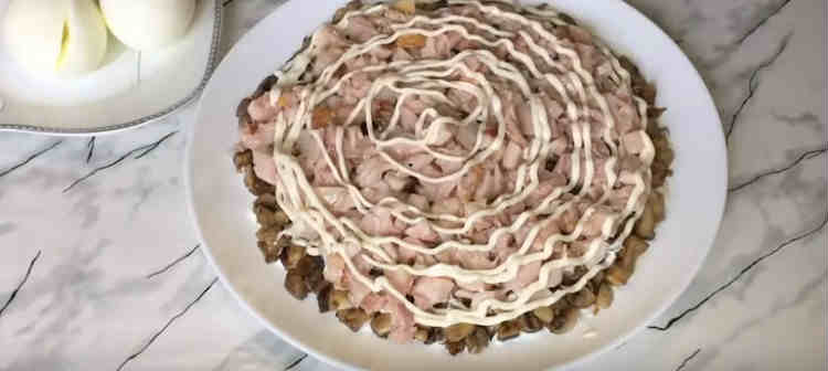 10 вкусных рецептов салата с копченой курицей