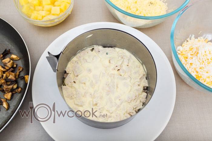 Салат с курицей и ананасами: классические рецепты очень вкусных салатов