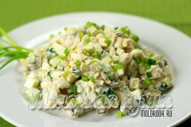 Салат сыр с чесноком и яйцом
