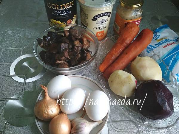 7 самых вкусных салатов из свеклы вареной 2022: простые пошаговые рецепты