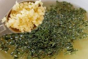 Гренки из черного хлеба с чесноком: 2 рецепта