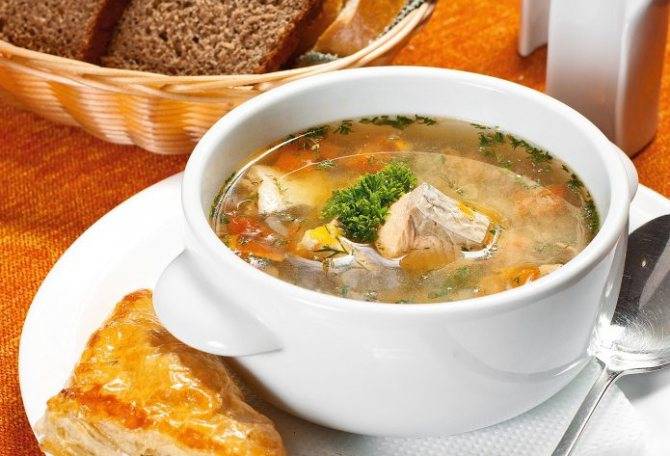 Три запечённых блюда в горшочках: картофель с рисом, с овощами и вкусная тушеная картошка