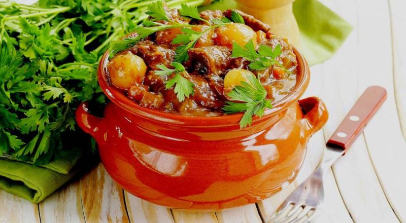 Три запечённых блюда в горшочках: картофель с рисом, с овощами и вкусная тушеная картошка