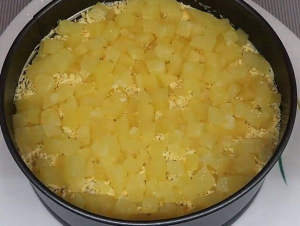Салат с курицей и ананасами: классические рецепты очень вкусных салатов