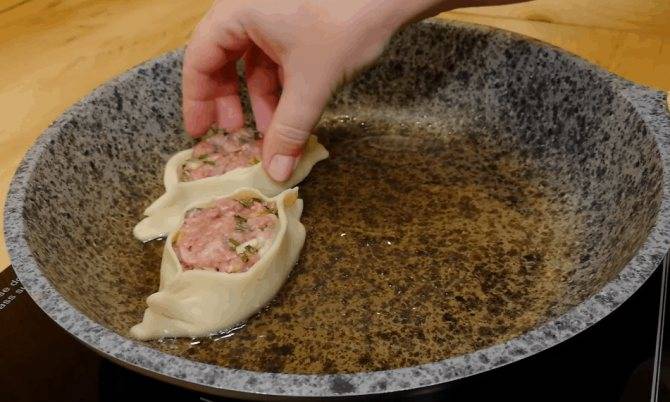 Слоеные пирожки с мясом