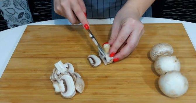 Пицца с колбасой и сыром