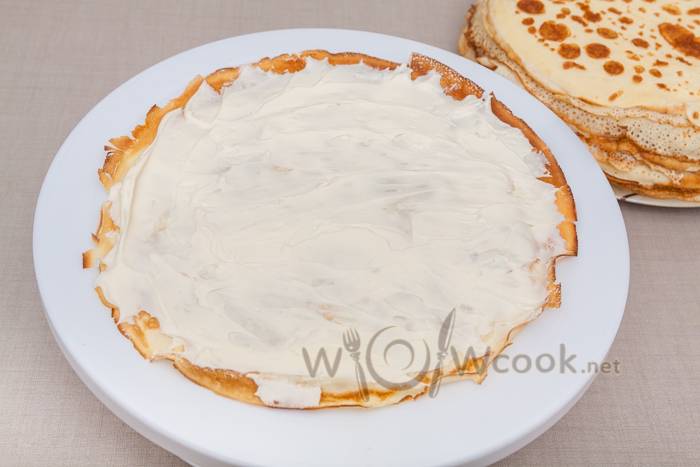 Блинный торт со сметанным кремом и бананами