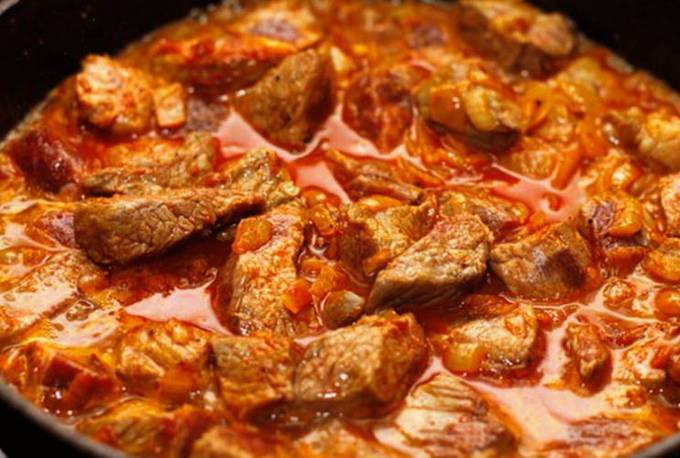 Подливка из свинины: с луком, томатом, сметаной, мукой, бефстроганов