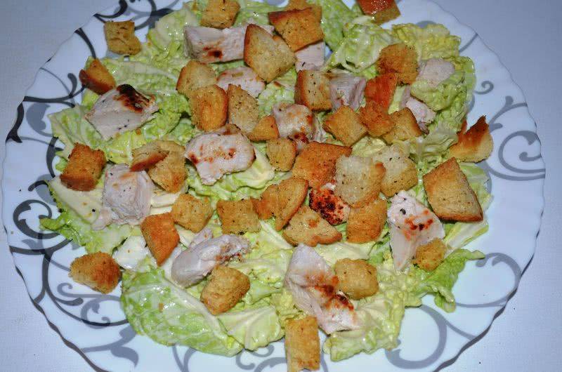 Салат цезарь с курицей в домашних условиях