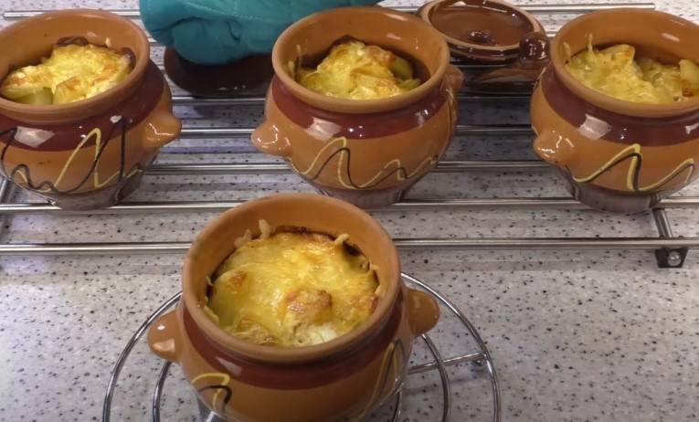 Три запечённых блюда в горшочках: картофель с рисом, с овощами и вкусная тушеная картошка