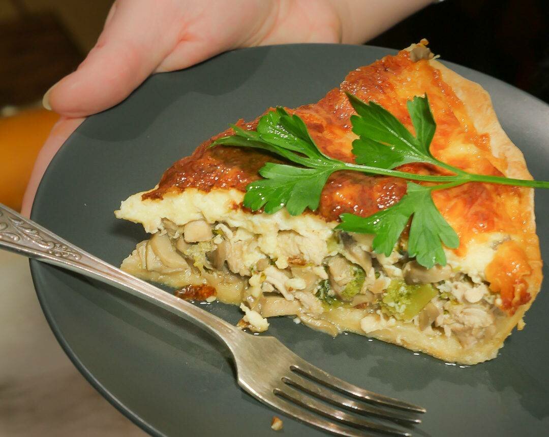 Киш с курицей, грибами и брокколи