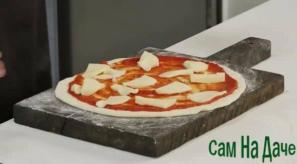 Пицца с колбасой и сыром