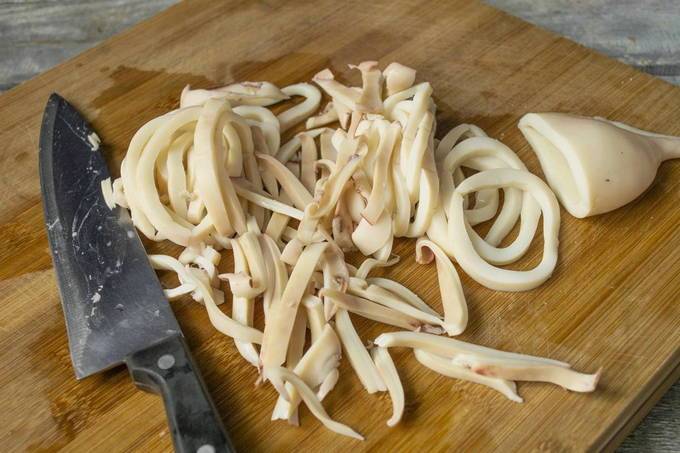 Салат с креветками и кальмарами