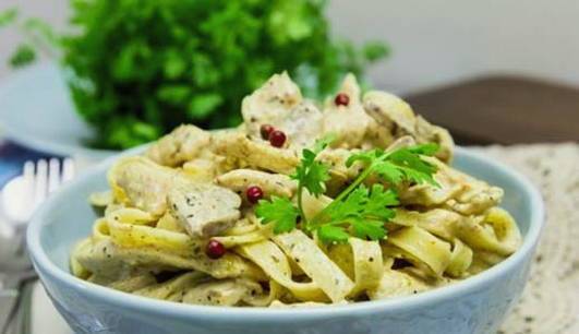 Макароны с сыром фета и овощами