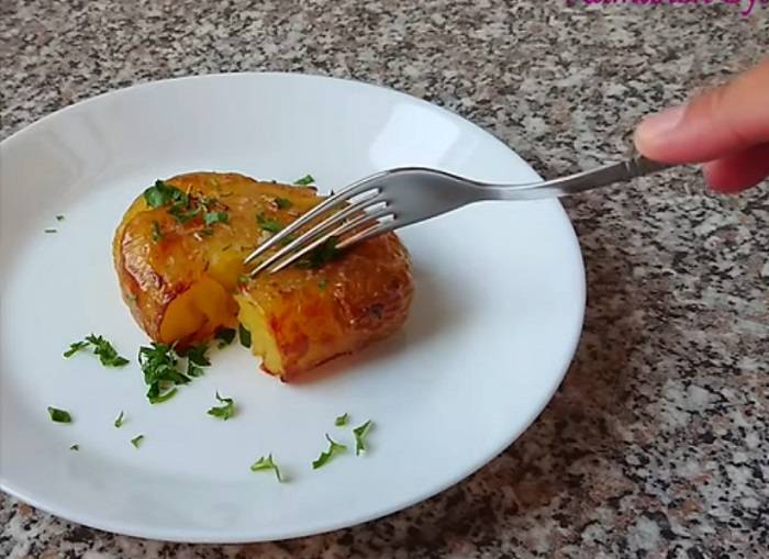 Картошка с овощами в духовке: в фольге, рукаве, горшочках