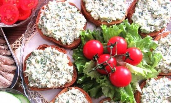 Яйца фаршированные шпротами и огурцом