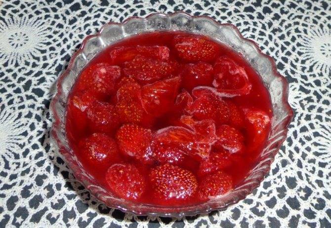 Праздничное желе из варенья с желатином