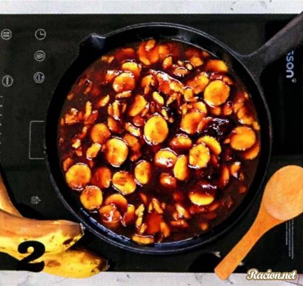 Блинный торт со сметанным кремом и бананами