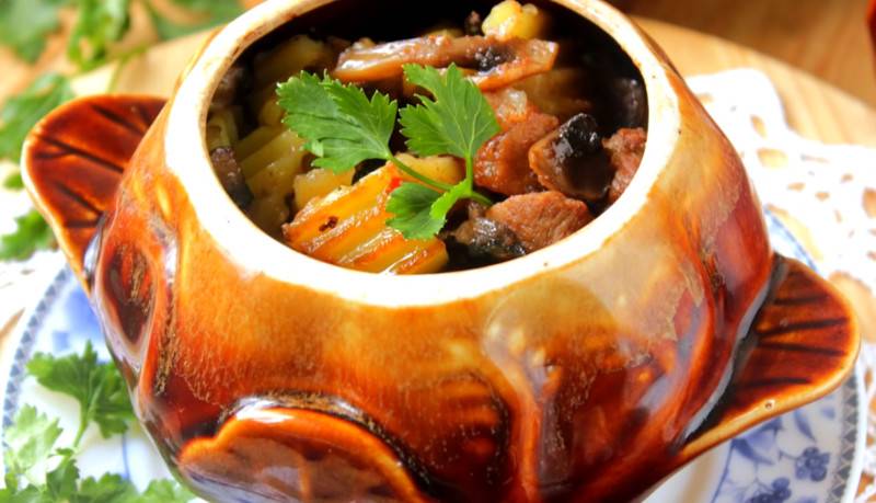 Мясо с грибами, запеченное в духовке или мультиварке