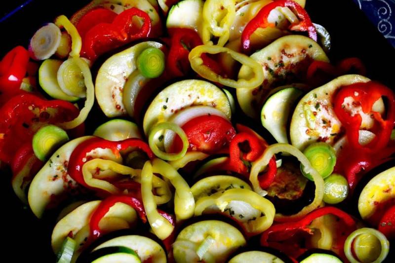 Салаты из свежих кабачков: простые и вкусные рецепты с сырыми кабачками