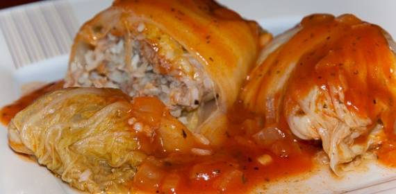 Вкусные голубцы из пекинской капусты с мясным фаршем, приготовленные в духовке по простым рецептам