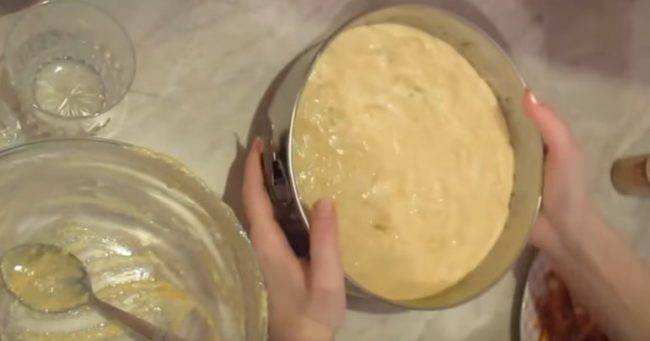 Манник на кефире с яблоками в духовке