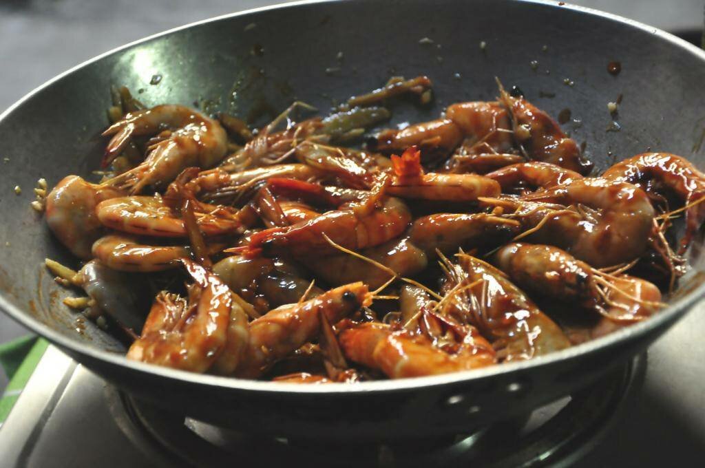 Классический салат цезарь с креветками