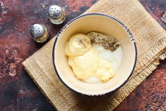 Фаршированные шампиньоны в духовке с сыром и ветчиной