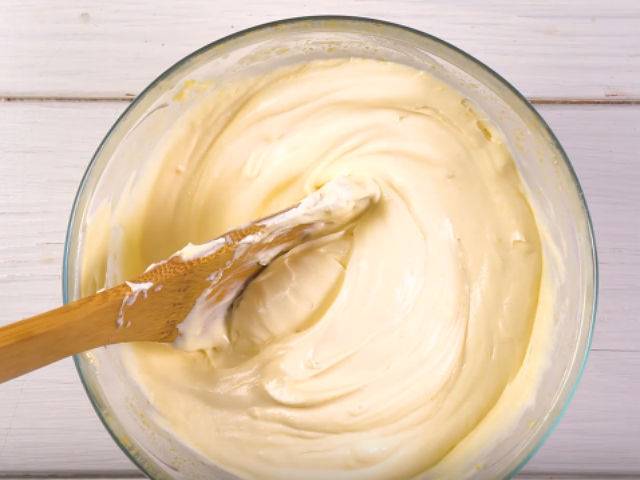 Блинный торт со сметанным кремом и бананами