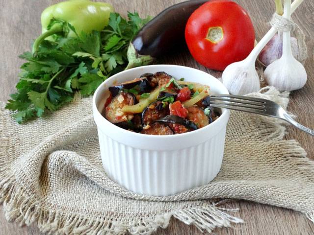 Тушеные баклажаны с овощами