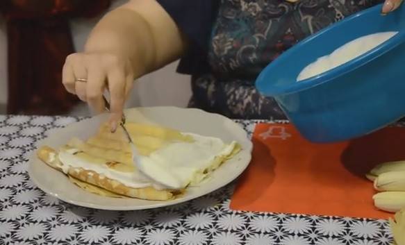Блинный торт со сметанным кремом и бананами