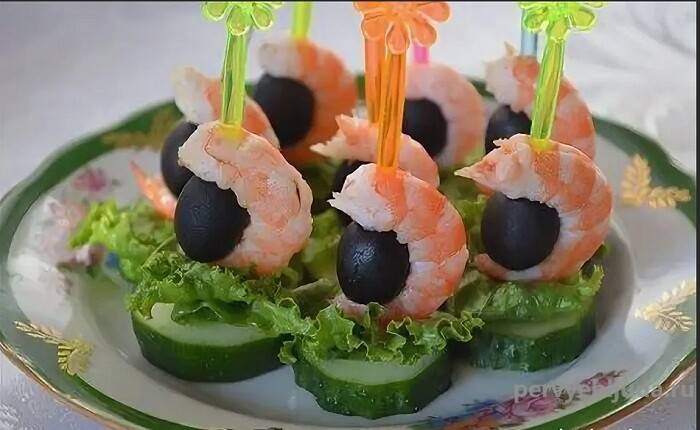 Салат с креветками и кальмарами