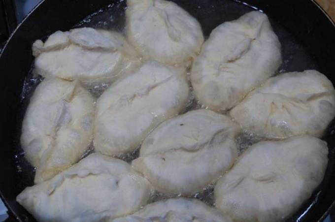 Жареные и печеные пирожки с мясом