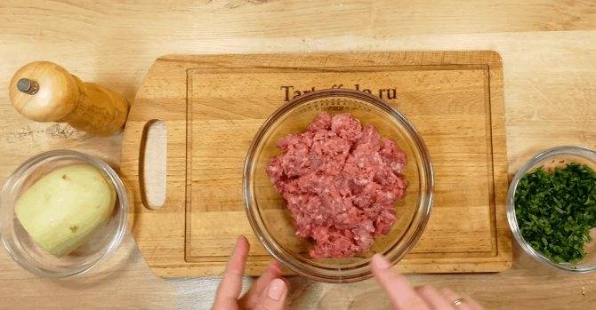 Слоеные пирожки с мясом