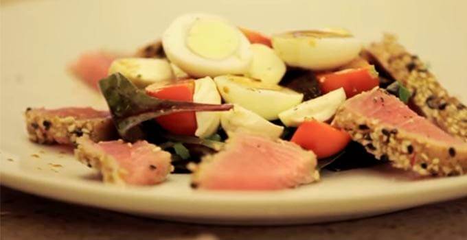 20 вкусных салатов с тунцом, которые удивят ваших гостей