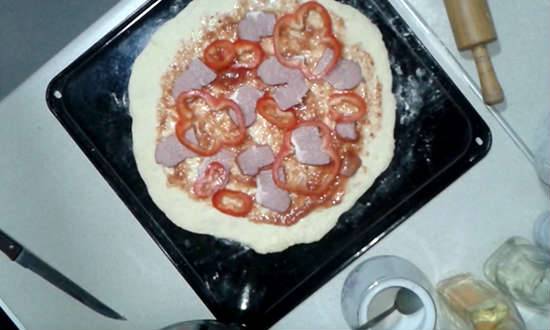 Пицца с колбасой и сыром